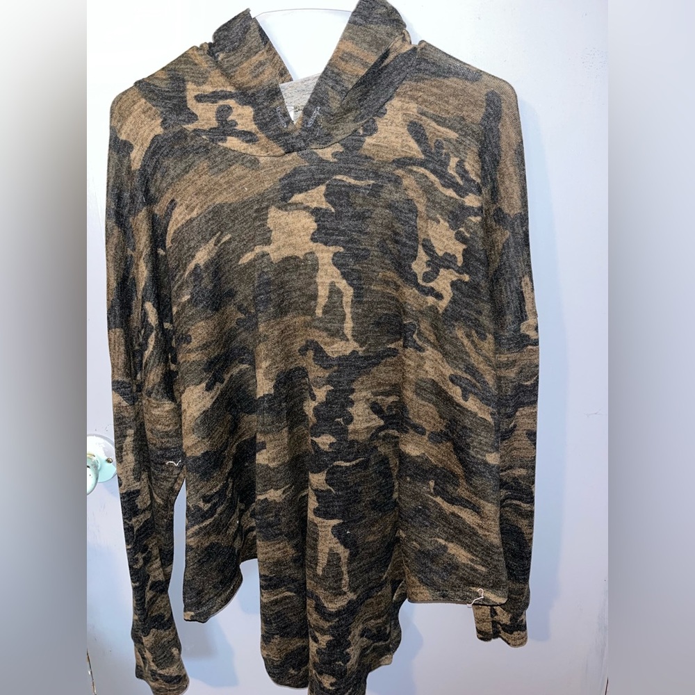 front is longer than the back so you can tuck in the front like a crop top.